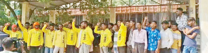 ब्लिंकिट के कर्मी काम बंद कर हड़ताल पर थाने में शिकायत भी