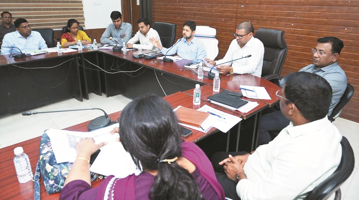 कलेक्टर ने जिले में एसआईआर की प्रगति व गणना प्रपत्र वितरण की समीक्षा
