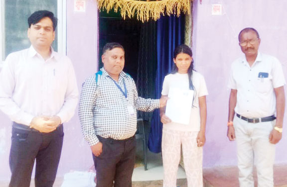 मतदाताओं तक पहुंच रहे अफसर