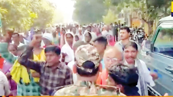 आरी डोंगरी गोदावरी माइंस क्षमता विस्तार के विरोध में चक्काजाम, जनसुनवाई स्थान बदलने की मांग