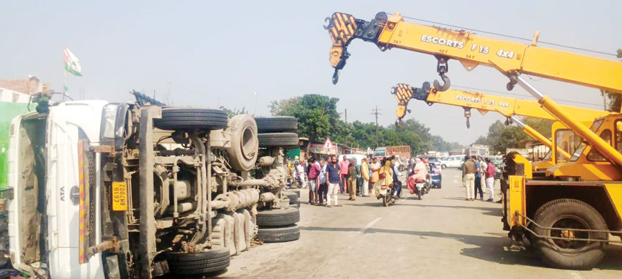 कोयला लोड हाईवा दुकान में घुसा, दो बच्चे घायल