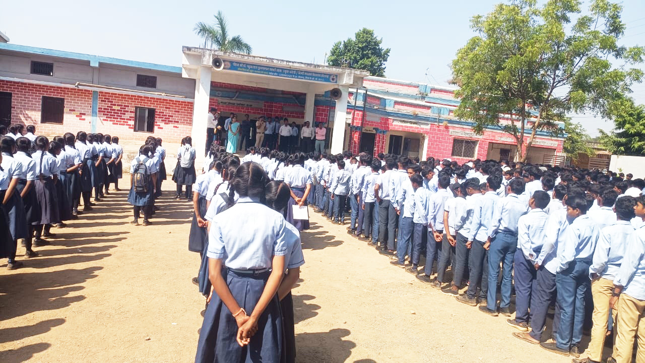 स्कूली बच्चों को यातायात व सायबर जागरूकता के बारे में दी जानकारी