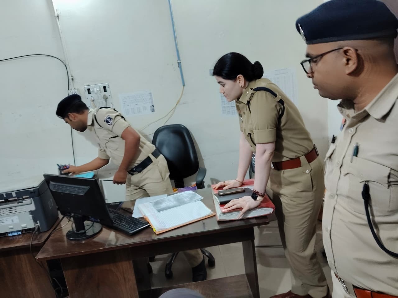 एसपी ने थाना व पुलिस चौकी का किया औचक निरीक्षण