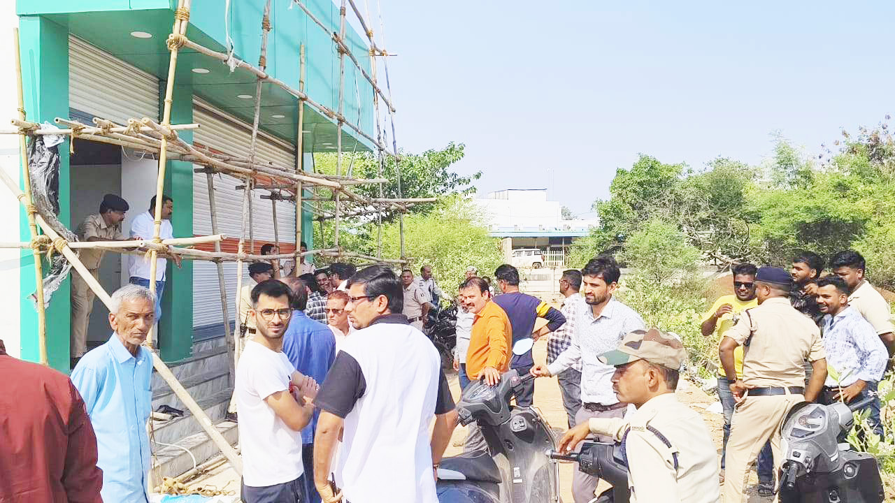 शराब दुकान खोलने का विरोध, हंगामा