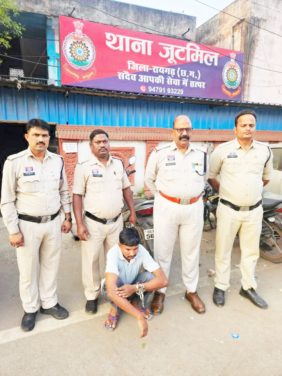 घर में चोरी का आरोपी गिरफ्तार, तीन की तलाश 