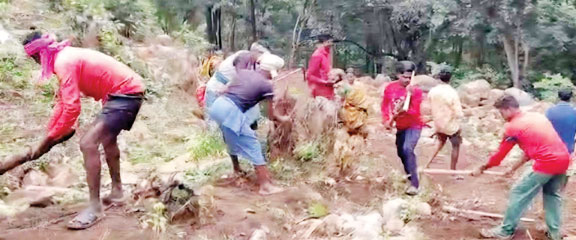 पहाड़ काट सडक़ बना रहे ग्रामीण, बार-बार गुहार लगाने के बाद भी सुनवाई नहीं