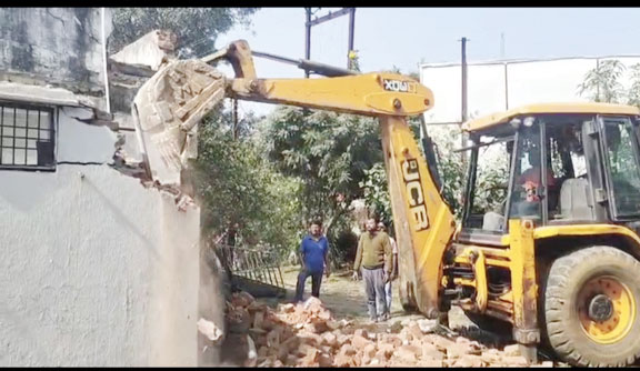 गुलाब कॉलोनी में चला बुलडोजर