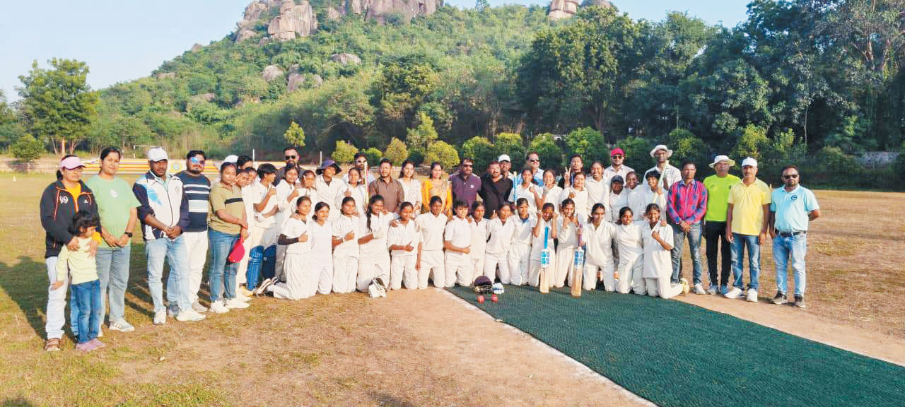 स्कूल अंडर 17 गल्र्स क्रिकेट टूर्नामेंट में सरगुजा को गोल्ड