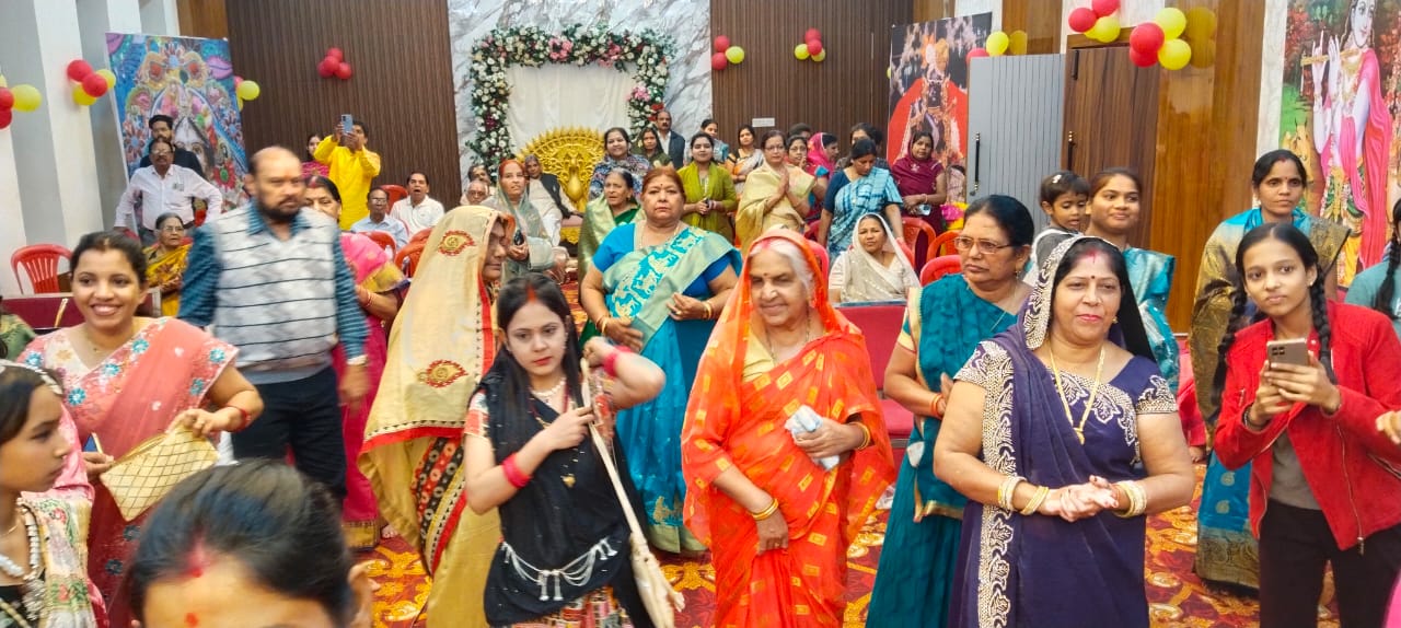 भागवत कथा सुनने उमड़े भक्त