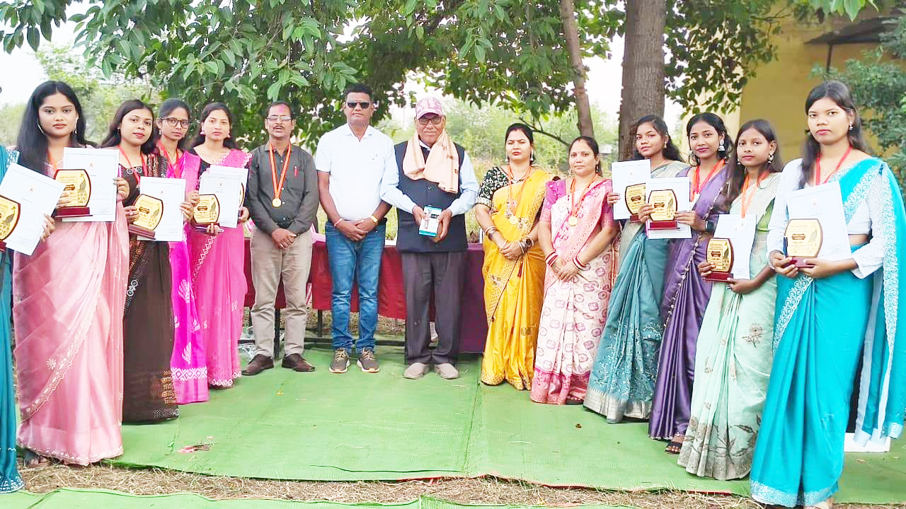 बीएड छात्र-अध्यापकों  को दी विदाई