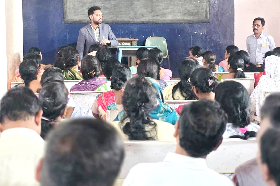 कलेक्टर ने मतदाता पुनरीक्षण का निरीक्षण किया