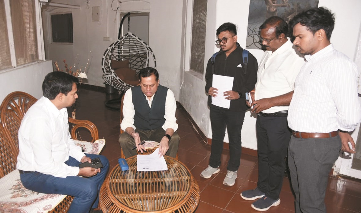 एसआईआर: संभागायुक्त के आवास पर बीएलओ पहुंचे गणना पत्रक वितरण करने