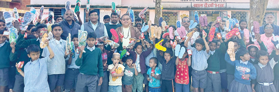 मैनपाट में बाल दिवस बना खास, 115 स्कूलों के बच्चों को तिब्बती धर्म गुरु लामा जी ने दिया उपहार