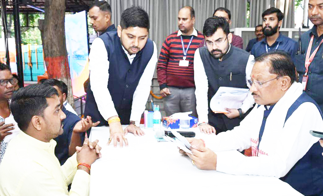 सीएम से मिले किसान नेता ढालेश, विद्युत टावर लाइन-रेलवे परियोजना पर की चर्चा