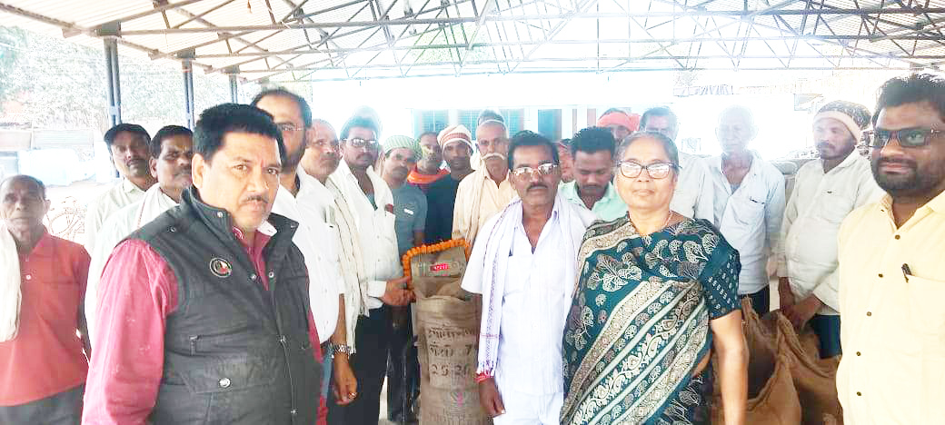 छन्नू साहू ने किया धान खरीदी की शुभारंभ