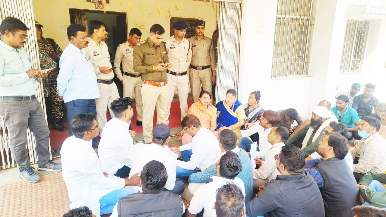 कथावाचक के विरूद्ध एफआईआर की मांग, एसपी कार्यालय में धरने पर बैठा सतनामी समाज