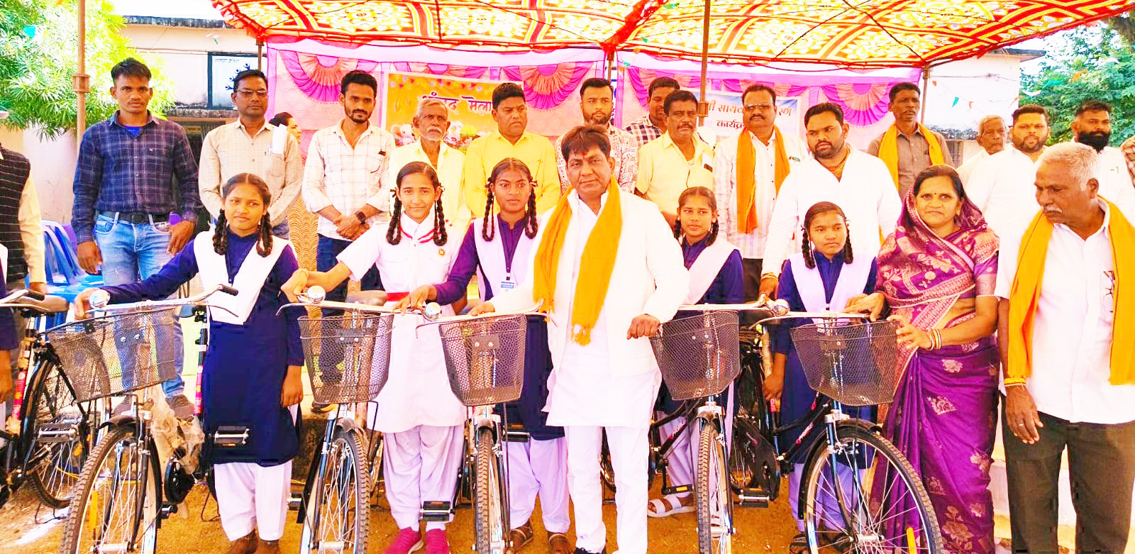 छात्राओं को मिली साइकिल