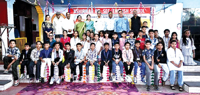 बच्चों के साथ मिलकर उठाया न्योता भोज का आनंद