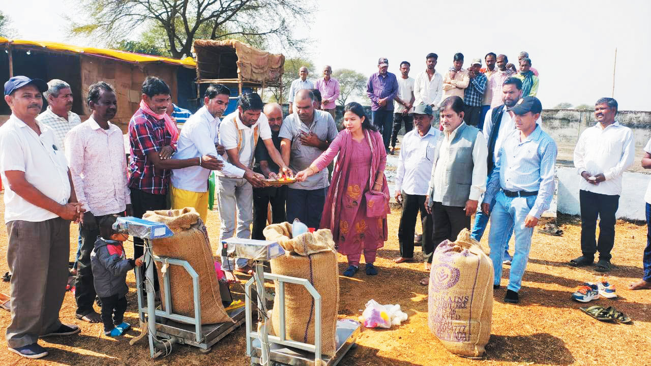  धान  परब: हड़ताल-बर्खास्तगी के बीच खरीदी शुरू, कई जगह बारदाना, टोकन नहीं
