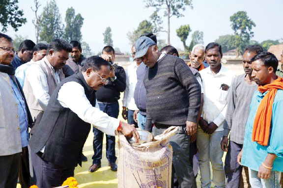   कृषि मंत्री नेताम ने डौरा-कोचली खरीदी केंद्र में धान खरीदी का किया शुभारंभ