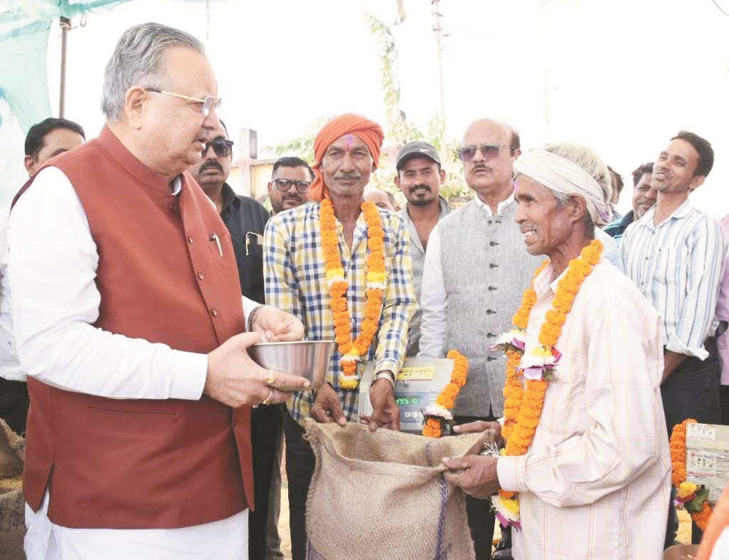 विस अध्यक्ष रमन ने भानपुरी में किया धान खरीदी का शुभारंभ
