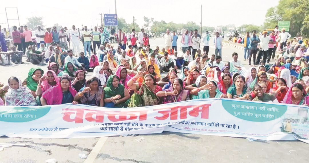 कुड़ेकेल नाला की पुलिया धंसी, 7 गांवों का चक्काजाम