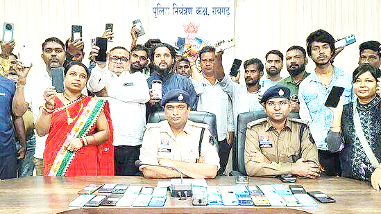 54 गुम मोबाइल एसपी ने मालिकों को लौटाए