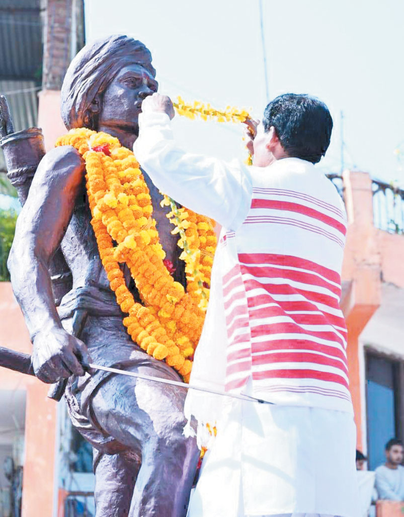 सांसद राधेश्याम राठिया ने बिरसा मुंडा की मूर्ति पर माल्यार्पण कर किया नमन