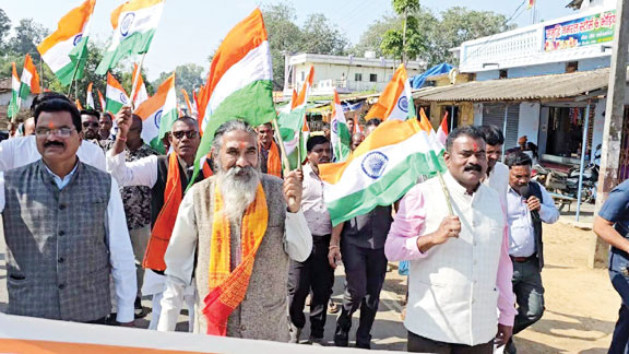 विश्रामपुरी में रन फॉर यूनिटी: हाथों में तिरंगा लेकर सांसद-विधायक ने निकाली 10 किमी पदयात्रा