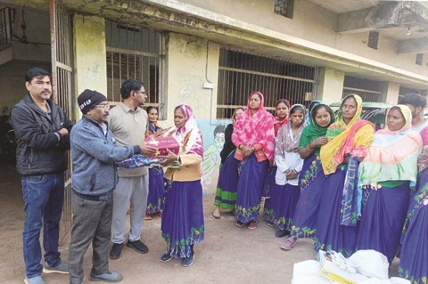 स्वच्छता दीदीयों व मित्रों को ड्रेस व सुरक्षा किट वितरित