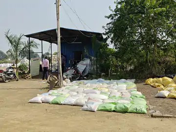 धान खरीदी का पहला दिन परेशान होते रहे किसान, अधिकांश केंद्रों में कर्मचारी नहीं मिले