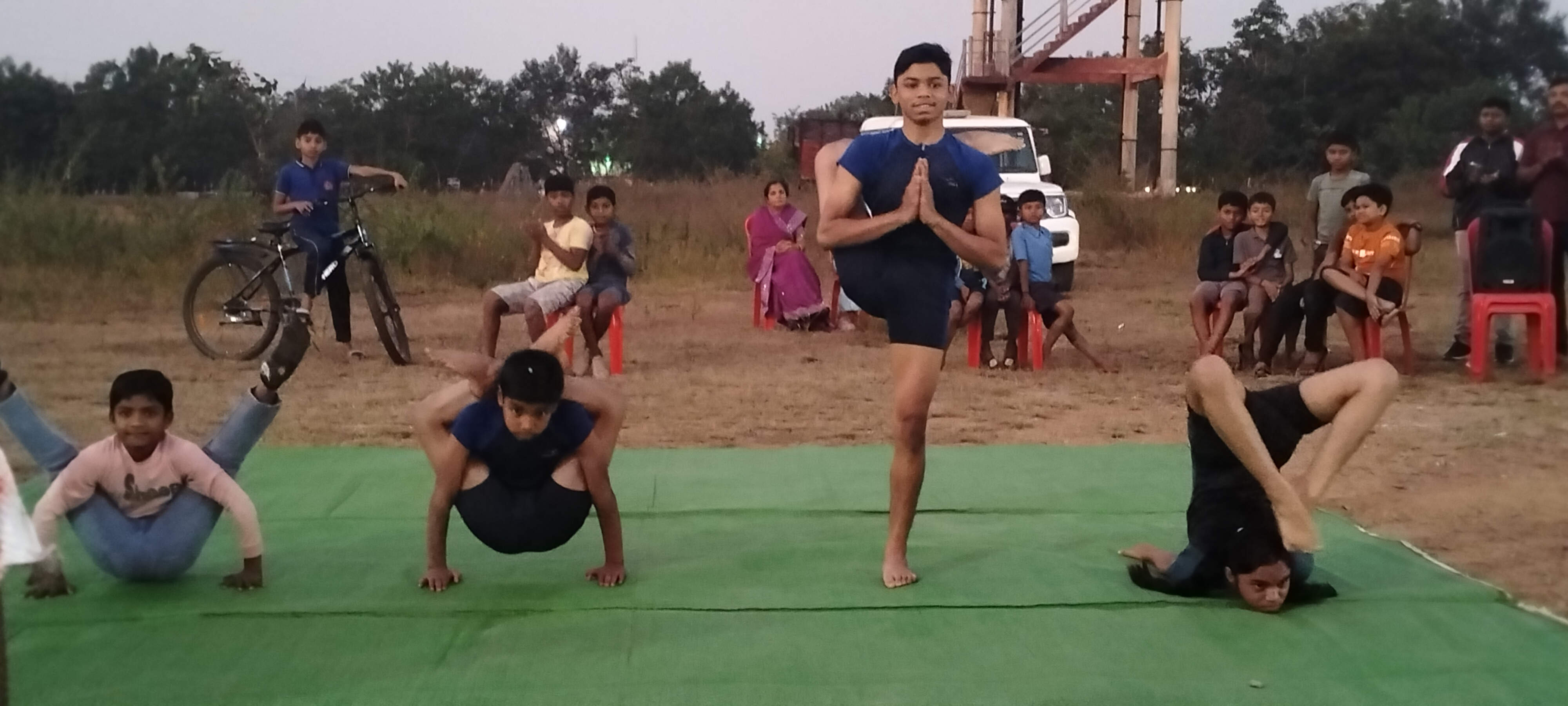 योग  करते पुलिस परिवार के बच्चे