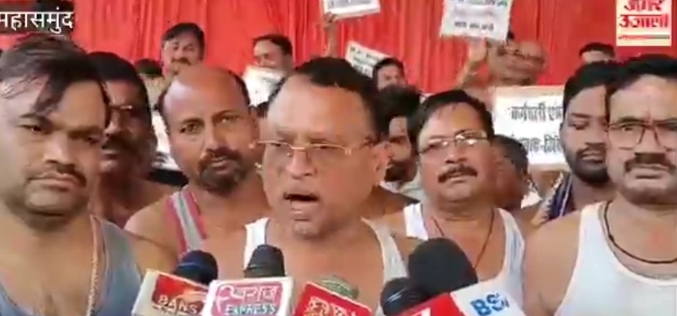 हड़ताली प्रबंधक-ऑपरेटरों ने अर्धनग्न होकर किया प्रदर्शन