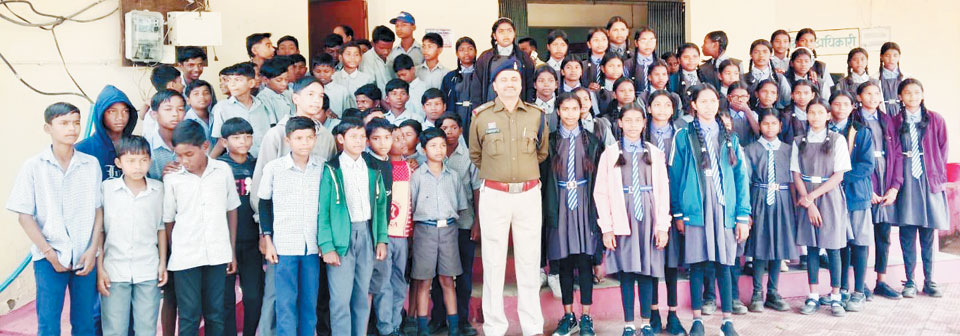 स्कूली बच्चों ने किया थाना खडग़वां का शैक्षणिक भ्रमण