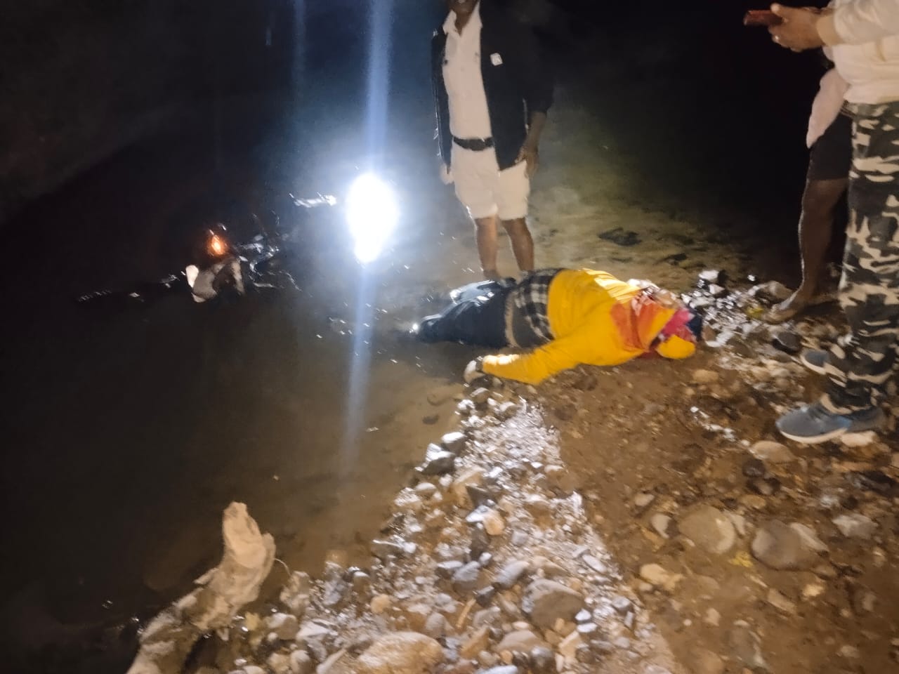 क्षतिग्रस्त पुलिया पर बाइक से गिरे पटवारी की मौत, ग्रामीणों में आक्रोश