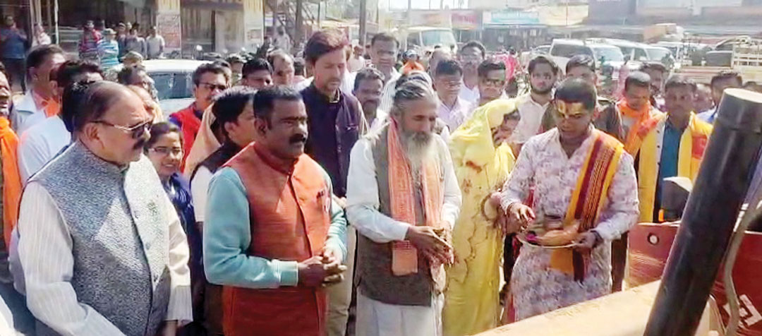 जर्जर सडक़ नवीनीकरण के लिए सांसद-विधायक ने किया भूमिपूजन