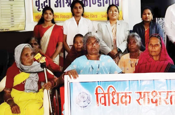 सचिव ने वृद्धाश्रम का किया निरीक्षण