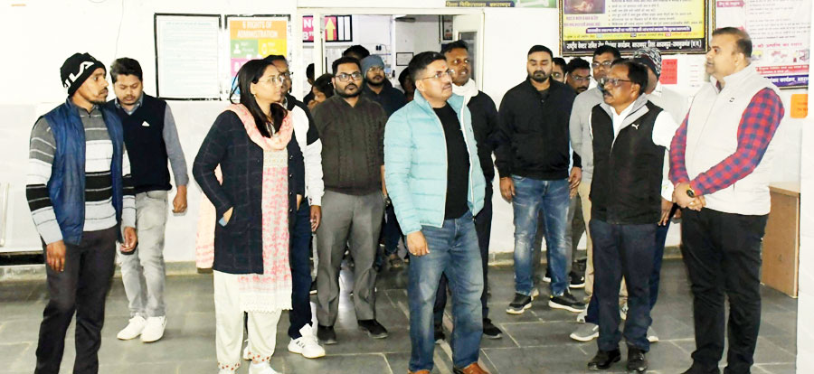 देर रात जिला अस्पताल पहुंचे प्रभारी सचिव