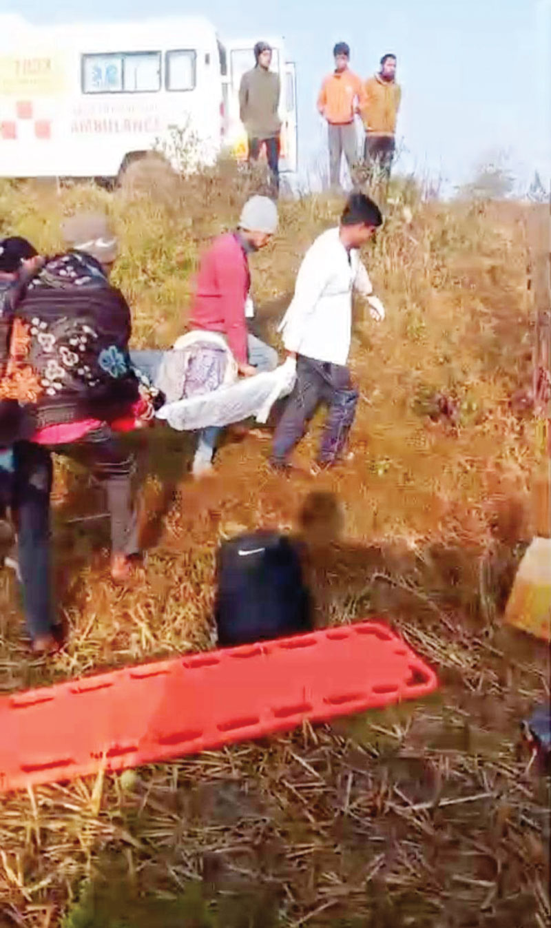 बेकाबू कार खेत में पलटी, 4 जख्मी