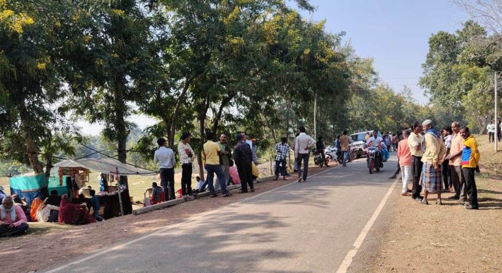 अवैध बिक्री रोकने के लिए ग्रामीणों ने की शराब दुकान खोलने की मांग