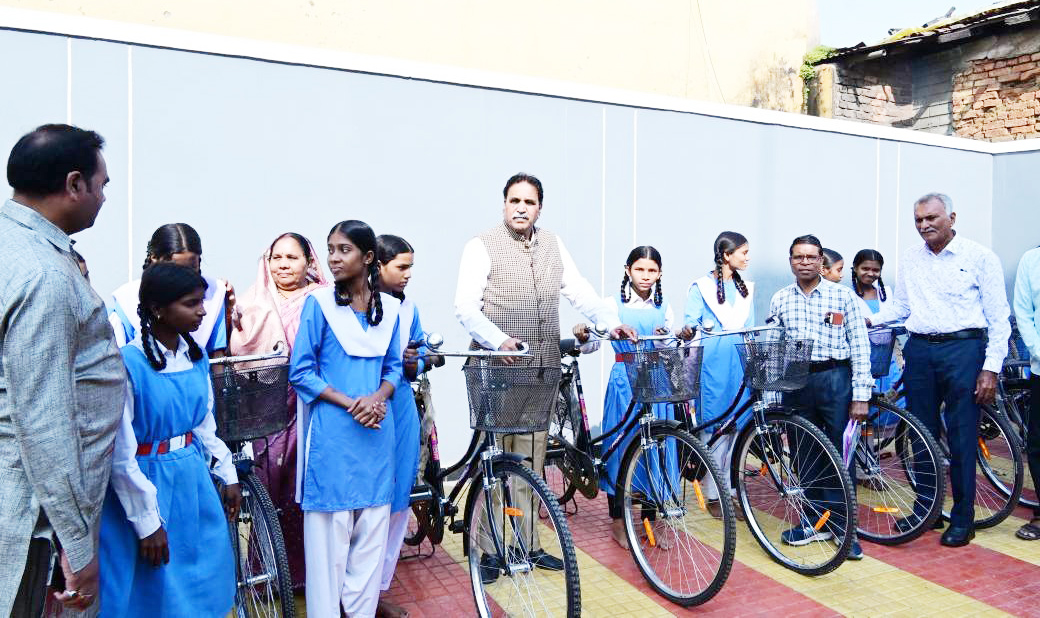 मूणत ने किया साइकिल वितरण, मेधावी विद्यार्थियों का सम्मान 