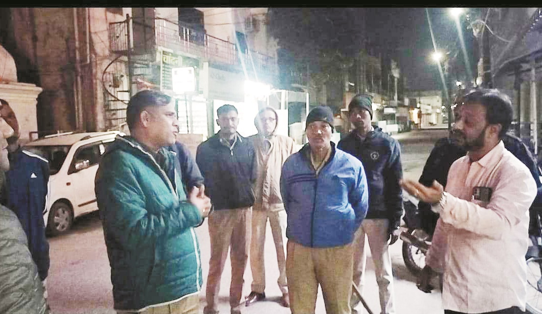 आधी रात 18 बदमाशों की जांच