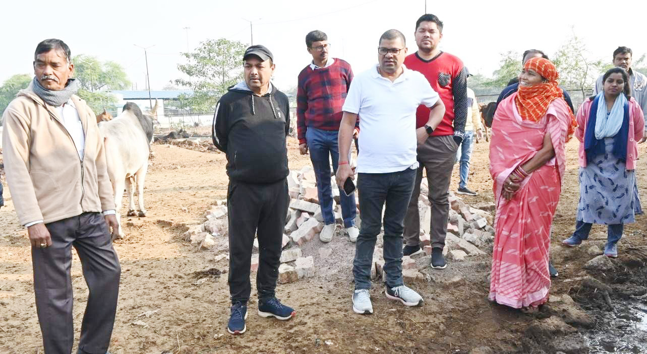आयुक्त ने नेहरू नगर में प्रस्तावित रोड निर्माण, गौठान एवं अटल परिसर का किया निरीक्षण
