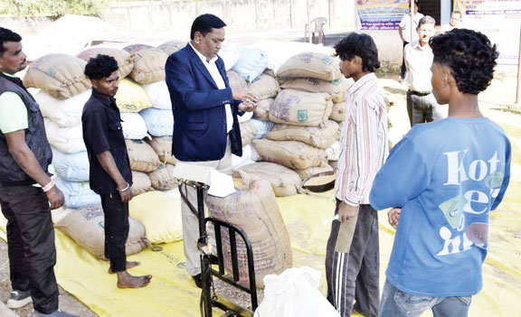 कमिश्नर ने धान खरीदी  केन्द्रों का किया निरीक्षण