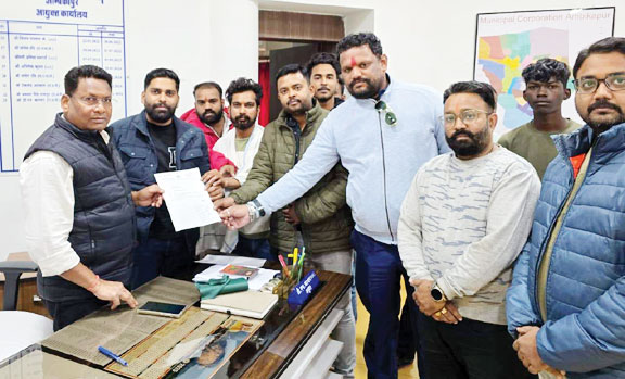 अलाव जलाने की मांग, आयुक्त को ज्ञापन