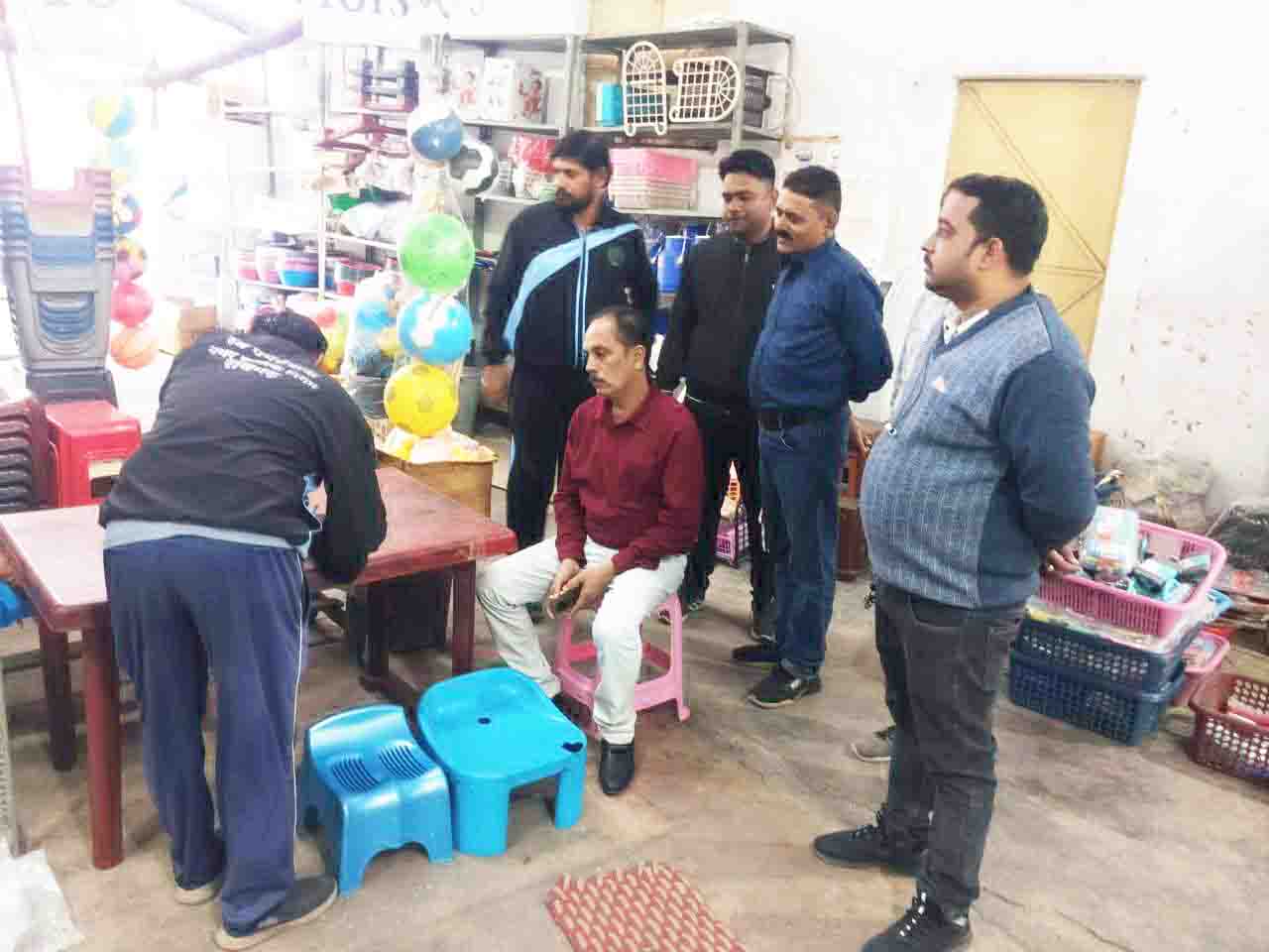 सीसीटीवी में कैद हुए कचरा फैलाने वाले, जुर्माना