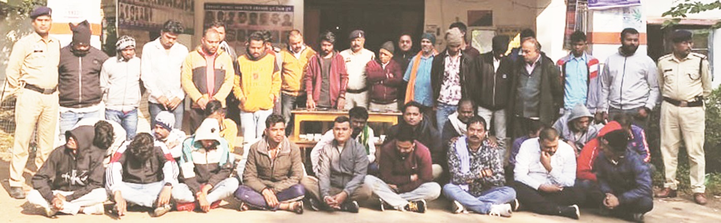 39 जुआरी पकड़ाए, 9 लाख जब्त