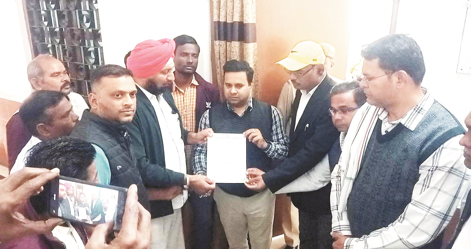 आंदोलनरत समितियों के सदस्यों को समर्थन देने वाले सिंह और साय मुकर गए-कुलबीर किसान उपज को लेकर भटक रहे, धान खरीदी केंद्र में अव्यवस्था