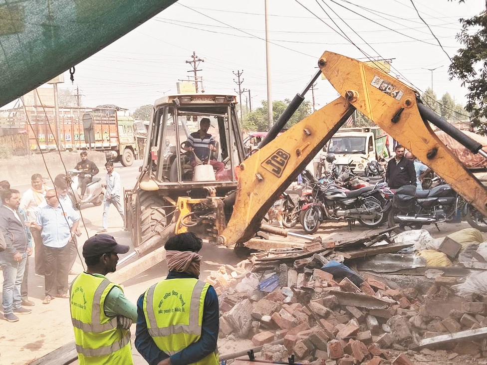 अतिक्रमण हटाया