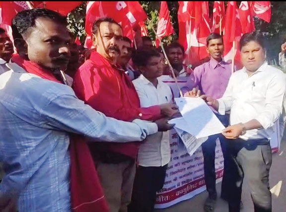 सीपीआई का धरना-प्रदर्शन, पांच सूत्रीय मांगों पर सौंपा ज्ञापन